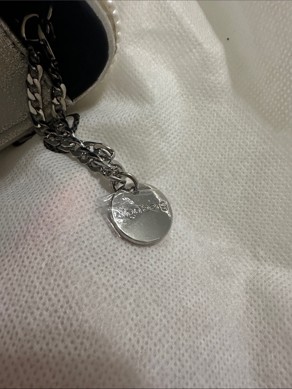 Olga Berg Elegant White Crystal Chain Shoulder Bag pearls and diamond - Picture 9 of 9
